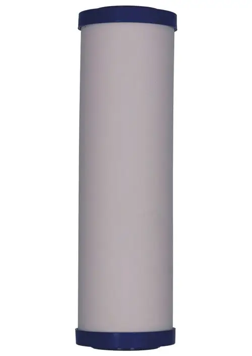 JUDO Wasserfilter, zylindrische Form mit blauen Endkappen. Die Oberfläche ist glatt und überwiegend weiß, geeignet zum Filtern von Wasser.